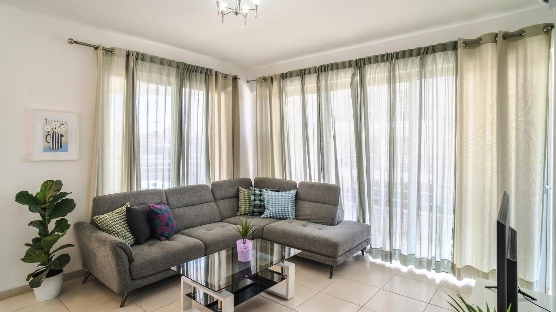 Elegant & Central Two Bedroom Flat Larnaca